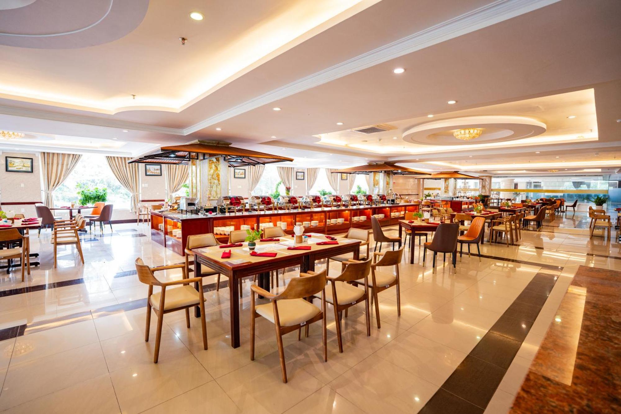 Khách sạn Vạn Phát Riverside