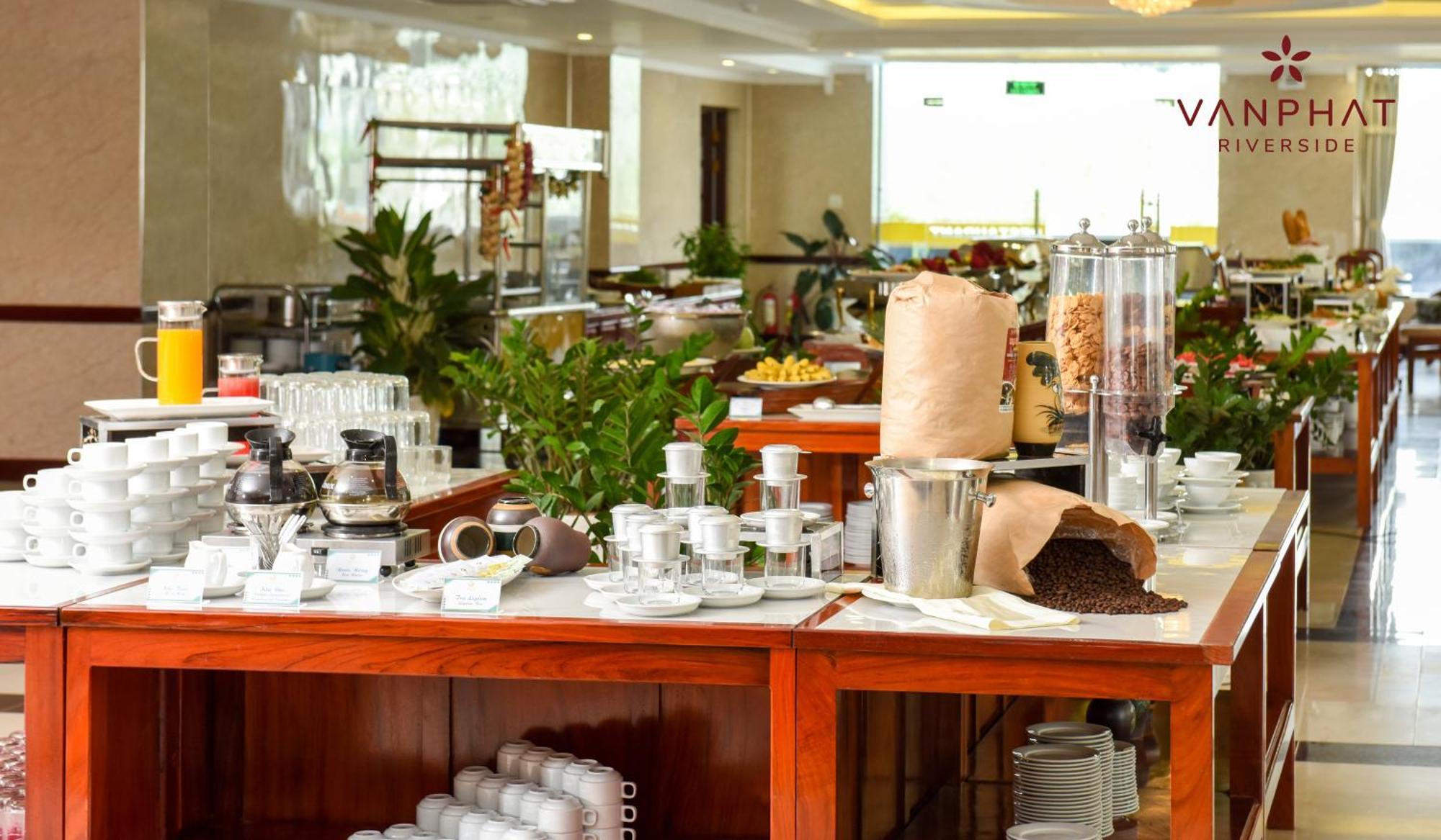 Vạn Phát Riverside Khách sạn 4*