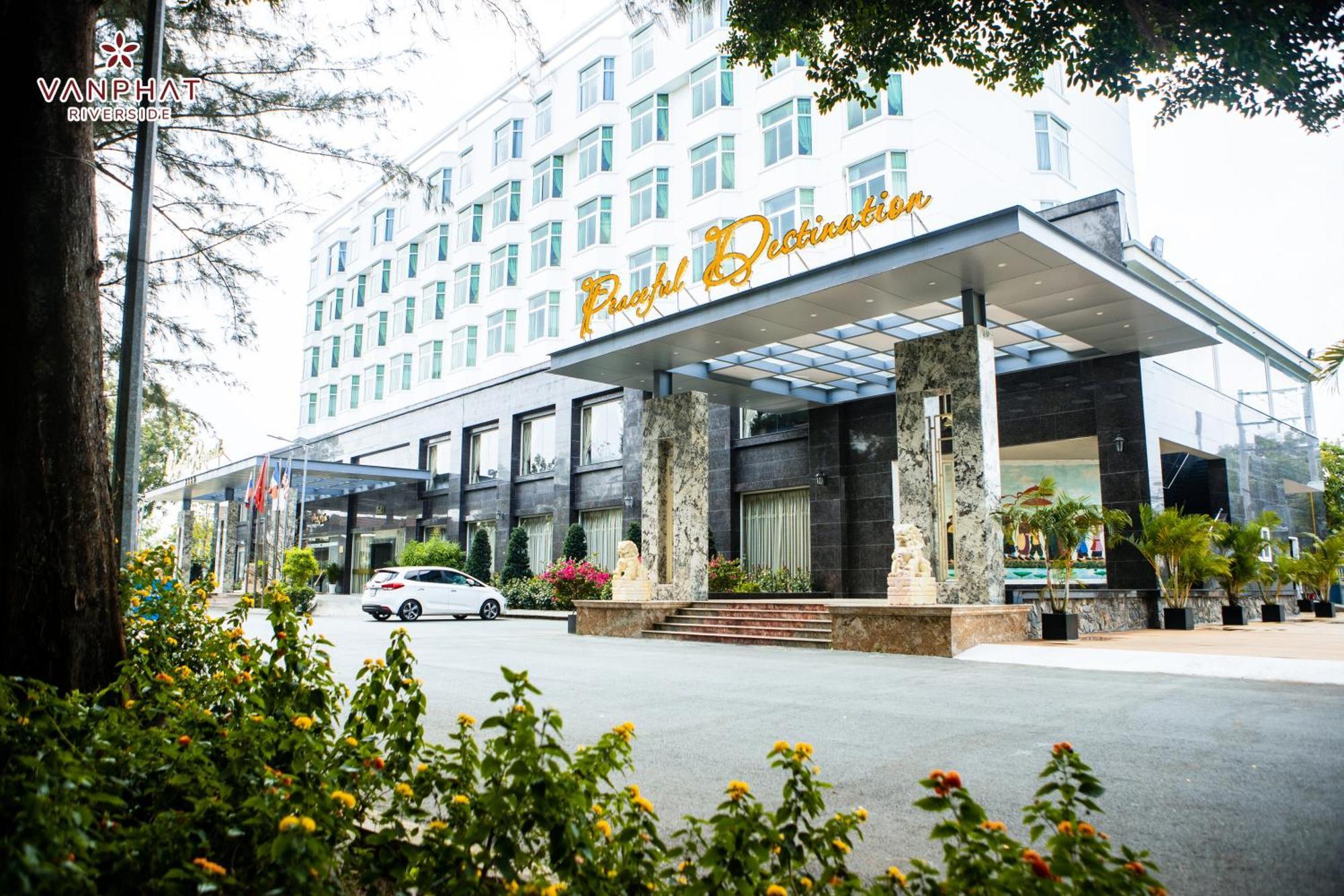 Vạn Phát Riverside Khách sạn 4*