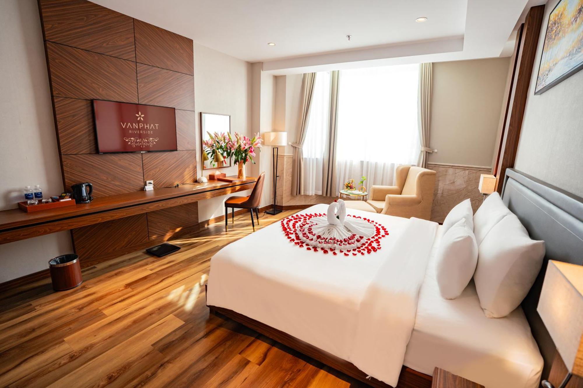 Khách sạn Vạn Phát Riverside