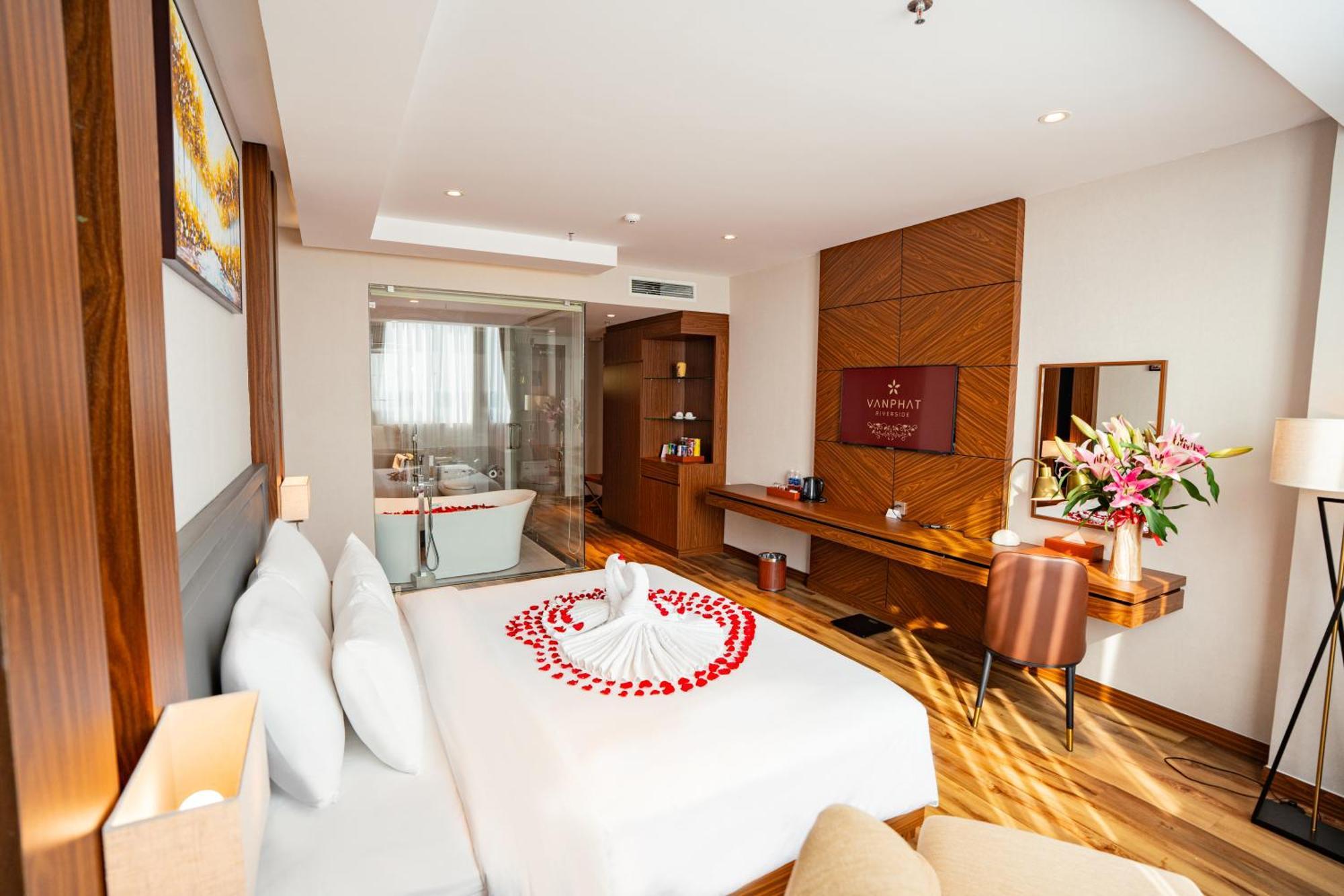 Khách sạn Vạn Phát Riverside 4*