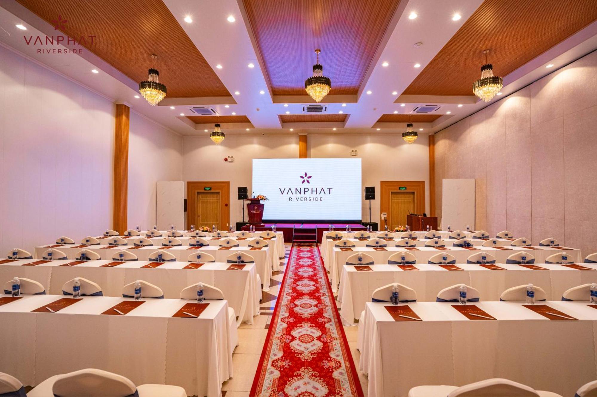 Vạn Phát Riverside Khách sạn 4*