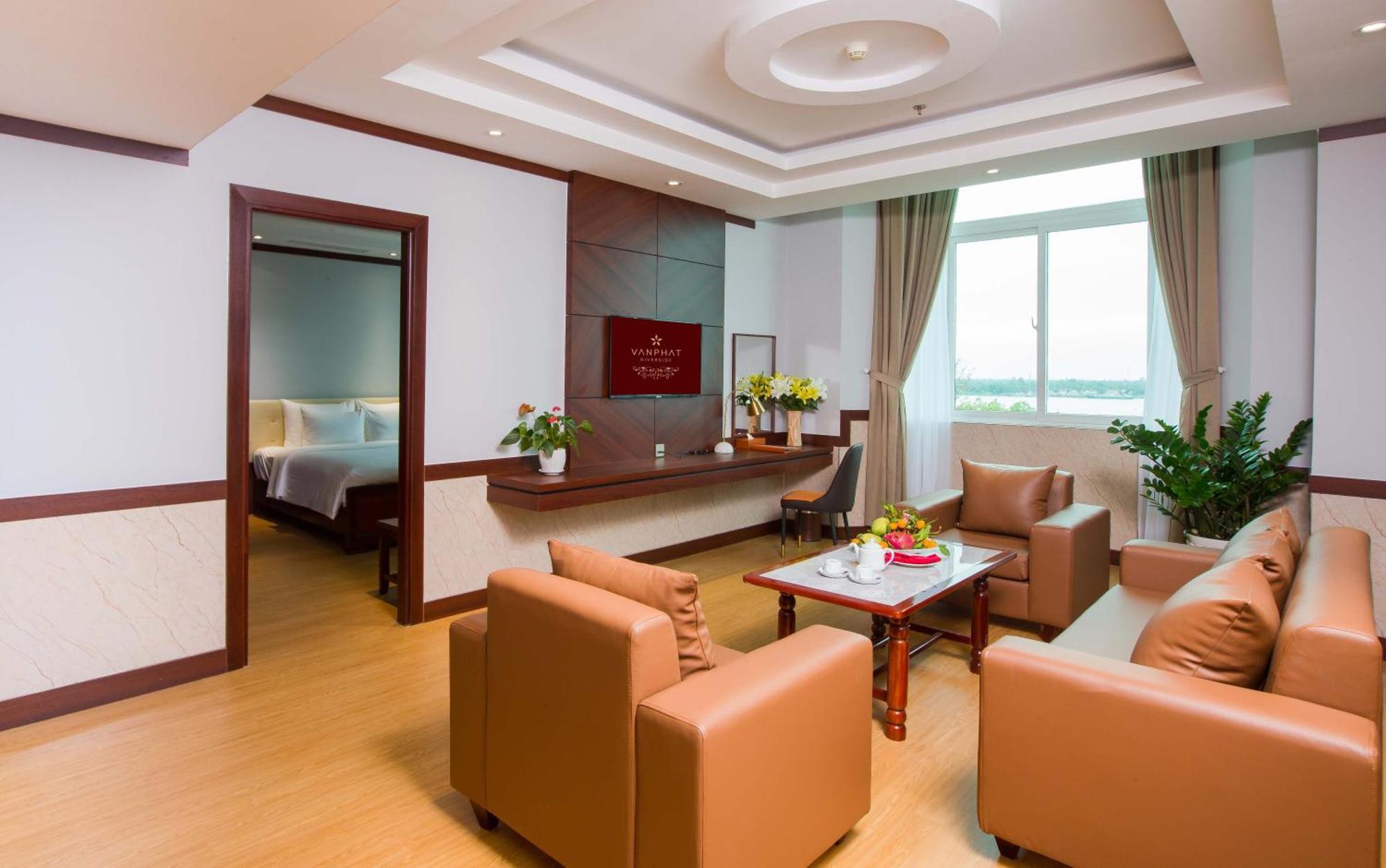 Khách sạn Vạn Phát Riverside