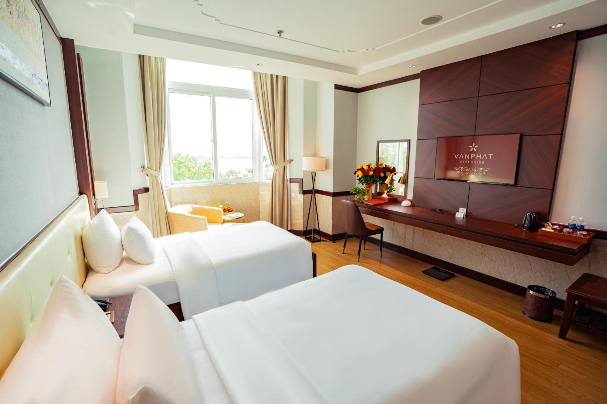 Vạn Phát Riverside Khách sạn 4*